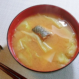 サバの味噌煮缶とキャベツの味噌汁